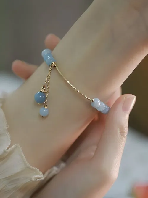 Symbolic meanings of aquamarine for Christmas gifting