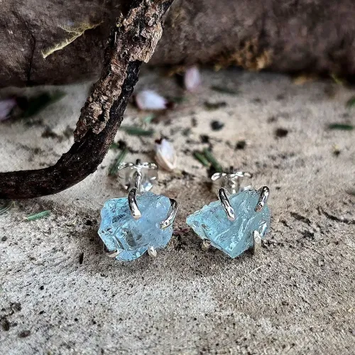 Aquamarine jewelry lighting properties