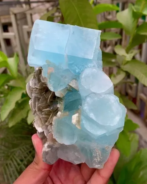 How to style aquamarine with holiday outfits