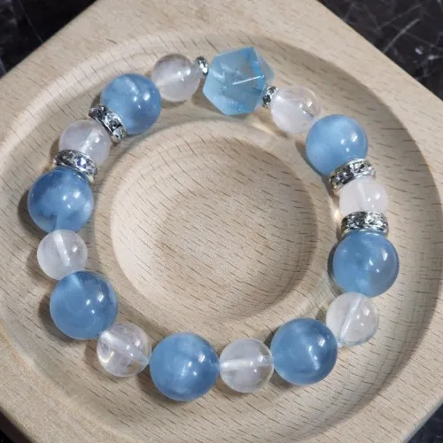 Which gemstones pair well with aquamarine for sets