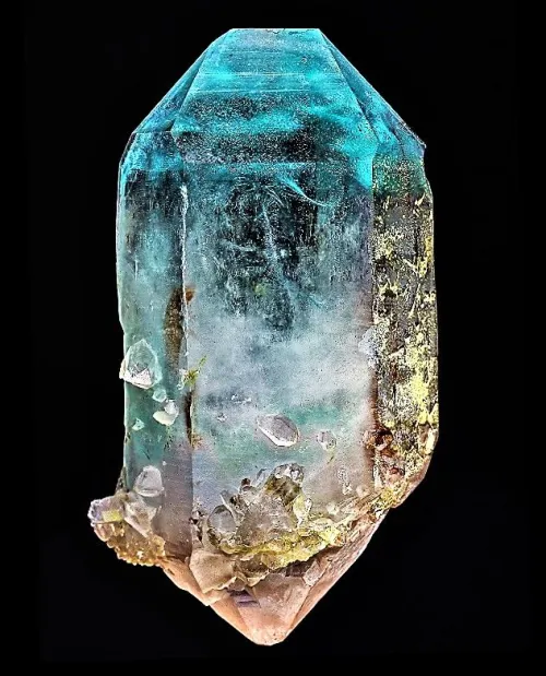 Aquamarine stored in different environments showing contrast