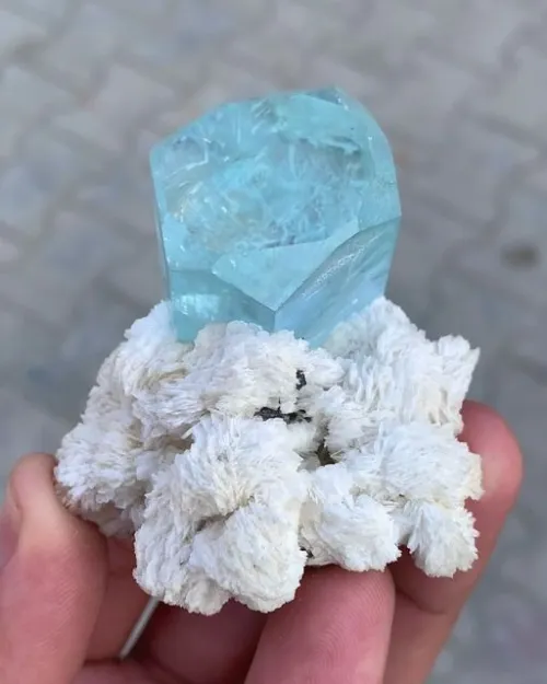 Comparing aquamarine sizes and color intensities