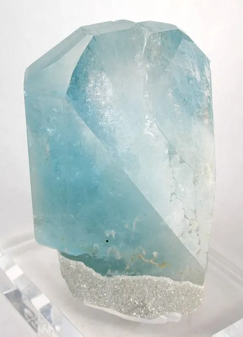 Comparison of aquamarine artifacts across Mediterranean and Himalayan cultural contexts