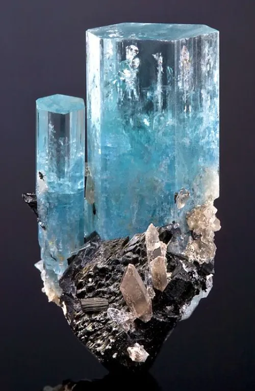 Comparison of aquamarine under different lighting showing color variation