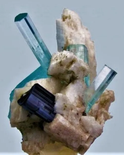 Comparison of aquamarine under UV vs natural light