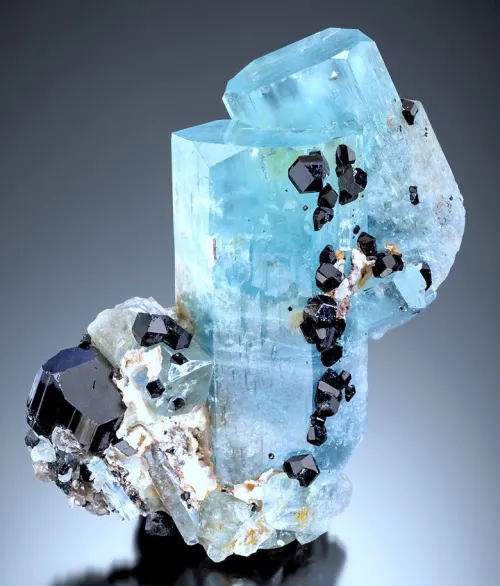 Comparison of inclusion depth in aquamarine cross-sections