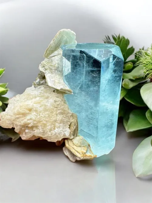 Diagram comparing aquamarine's refractive patterns under light