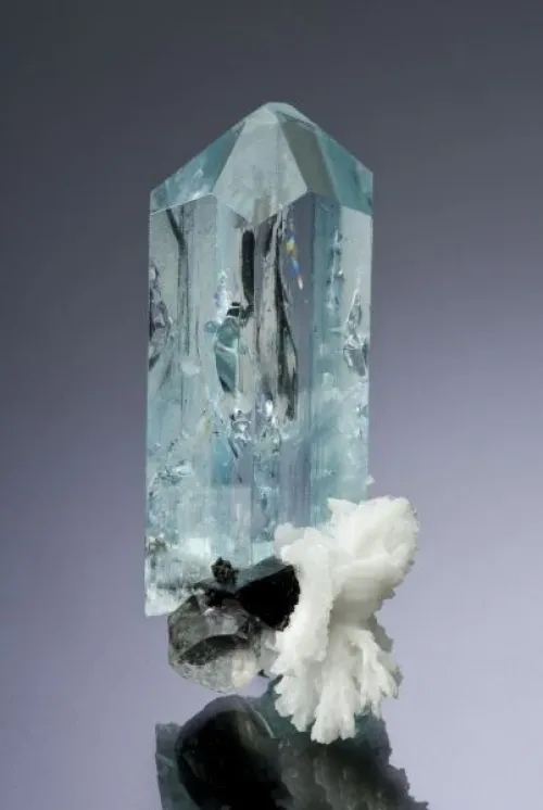 Magnified view showing inclusion differences between blue topaz and aquamarine