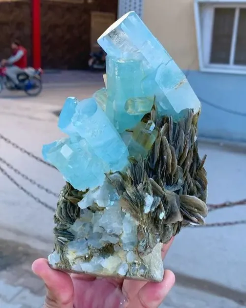 Aquamarine crystal structure and light refraction patterns under different lighting