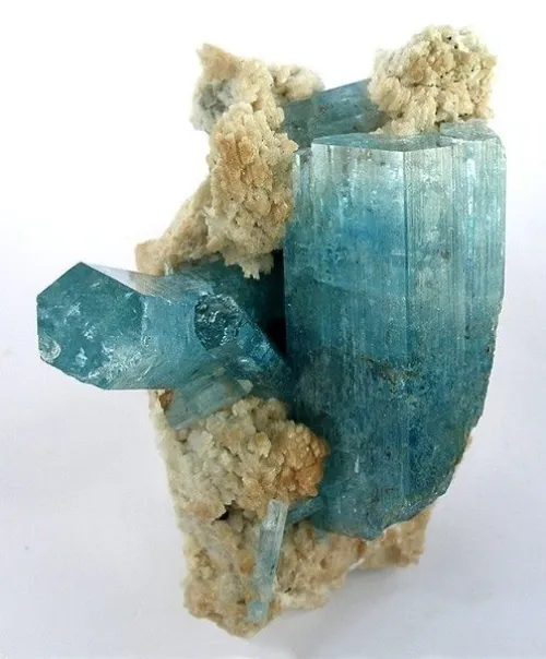 Aquamarine stone showing light refraction and clarity in a jewelry setting