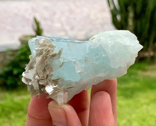 Why Aquamarine & Emerald (Same Beryl) Differ in Color